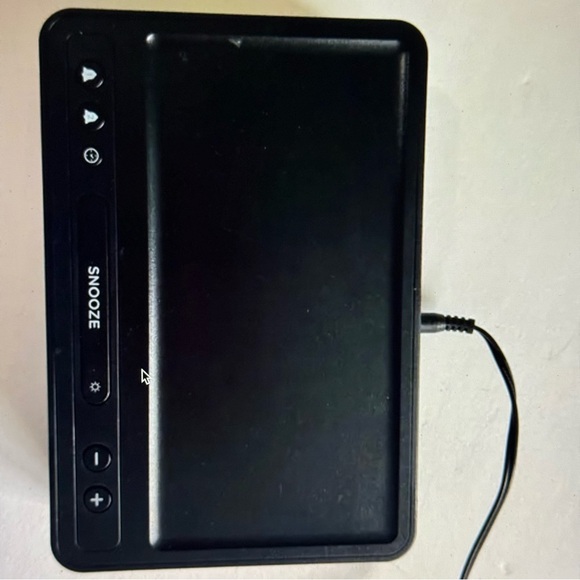 Capello wireless phone charging tray and digital alarm clock - Picture 2 of 5